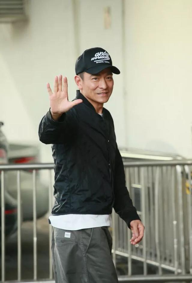 57岁刘德华休闲装现身帅气十足 网友:裤子成功抢镜_新浪看点