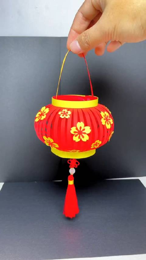 用瓶子和彩纸来做个漂亮的小灯笼吧"手工diy