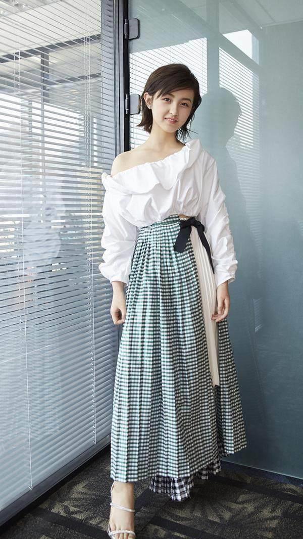 从侧面照可以看出,张子枫身高160,却长了一双大脚呢,这脚