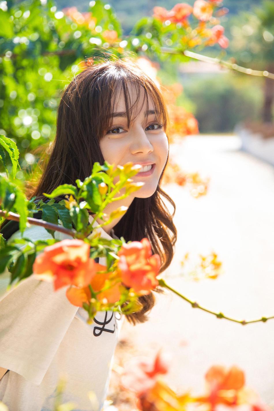 迪丽热巴化身粉刷匠甜笑灿烂如阳光