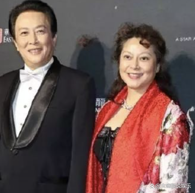 回顾唐国强婚姻前妻35岁除夕夜自杀再娶小12岁妻子相伴至今