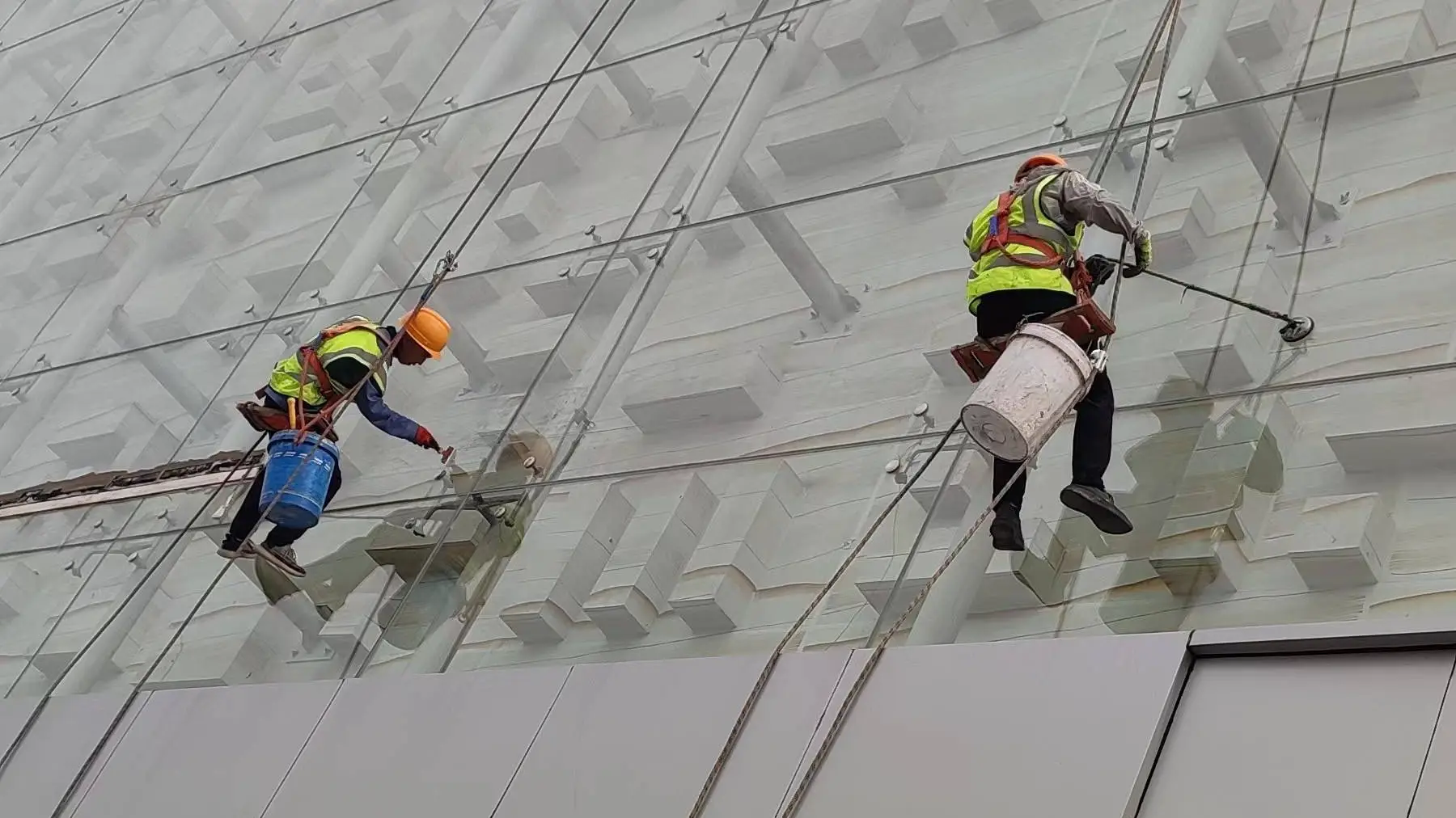 吊绳蜘蛛侠团队,专注爪件式幕墙玻璃维修与安全