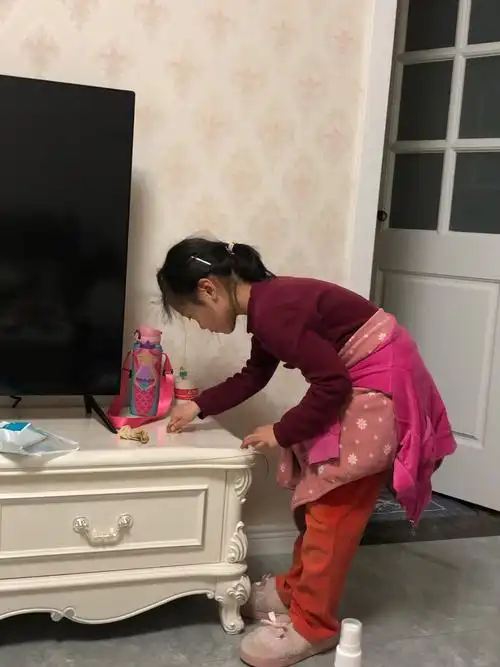 婉莹帮妈妈擦桌子,让桌子焕然一新,帮妈妈分担一些家务,我们的宝贝最