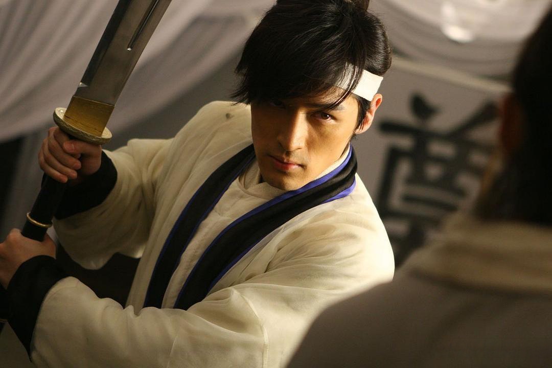 最早知道胡歌就是《仙剑奇侠传一》,他本人的长相和气质都很李逍遥.