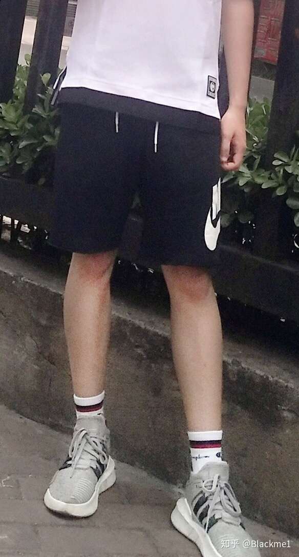 我也是个男生,学校里许多女生都说我腿细,我来说说我的经验啊.