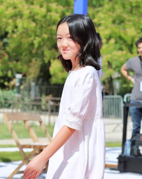 王菲与李亚鹏女儿17岁生日照曝光,嘴唇痊愈美到换脸,和王菲一样_李嫣