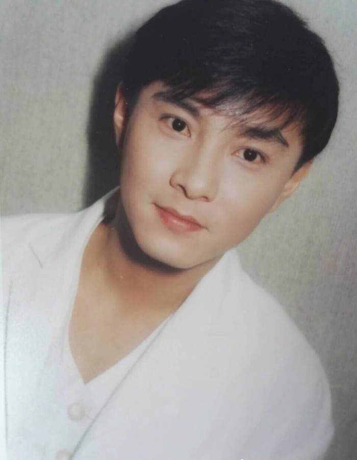 看到张卫健年轻时的照片,我才知道头发的重要性,帅的不要不要的