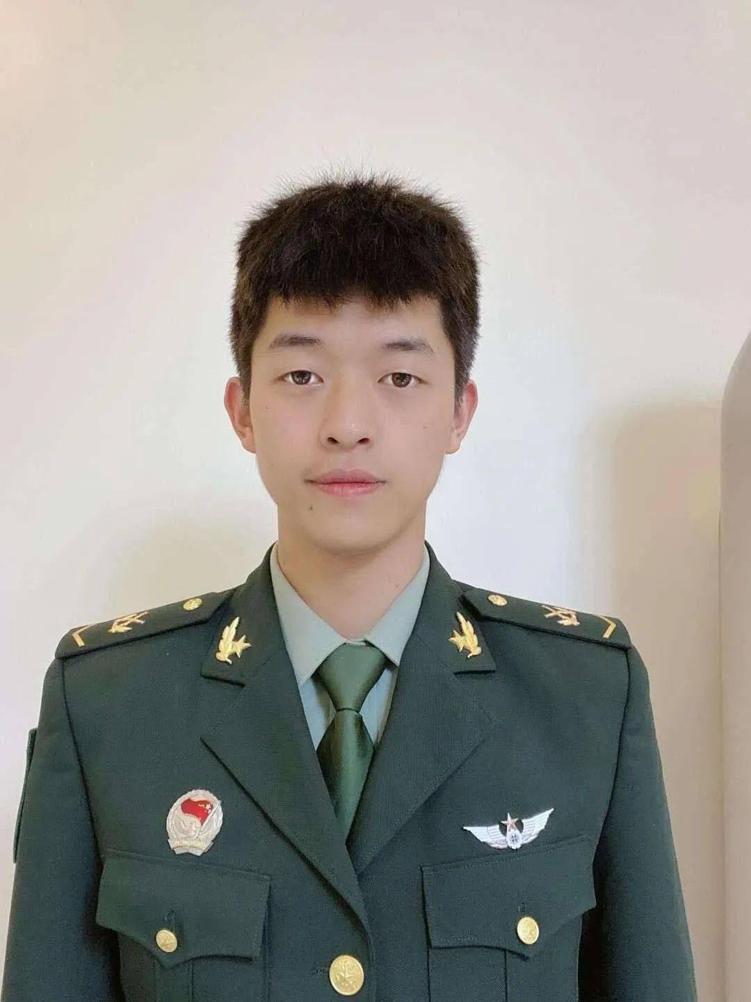 原82集团军某旅下士退役,16年获得优秀义务兵,18年获得优秀士官及嘉奖