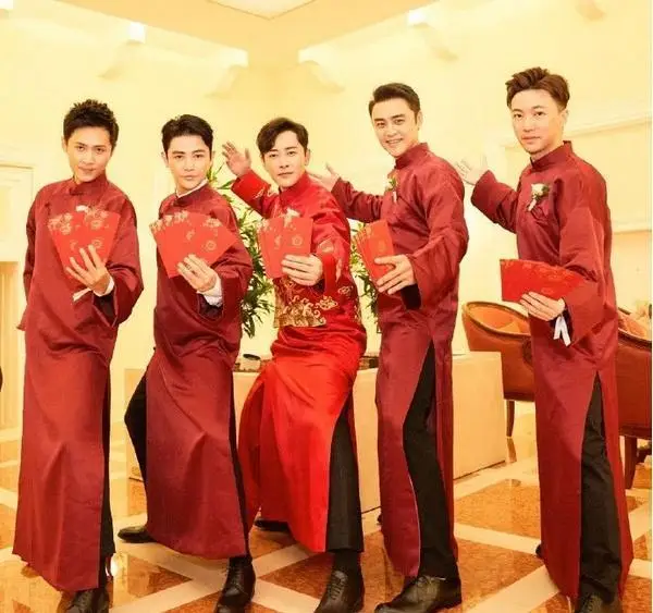 罗晋和伴郎团帅照被晒,帅到想舔屏,满脸堆笑接红包像个"财迷"_新郎官