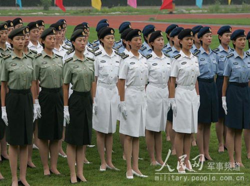 普通女兵夏常服是这样
