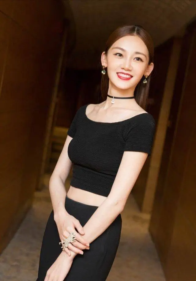 郑恺真捡到宝了!老婆苗苗穿深v大秀身材,绝美气质太高级