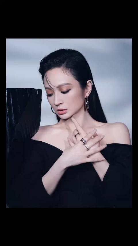 詹雯婷这一身黑裙造型身姿曼妙,这张精致的脸都真的很戳我的心