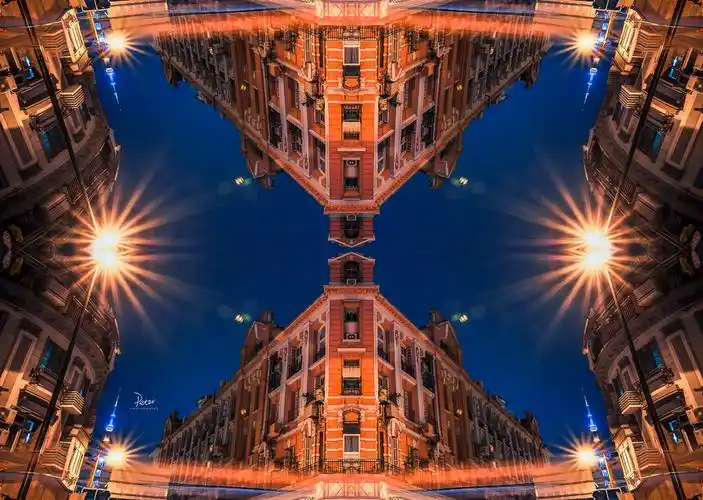 照片的灵感来自与盗梦空间,照片中的旧楼就像盗梦空间中一样,上下颠倒