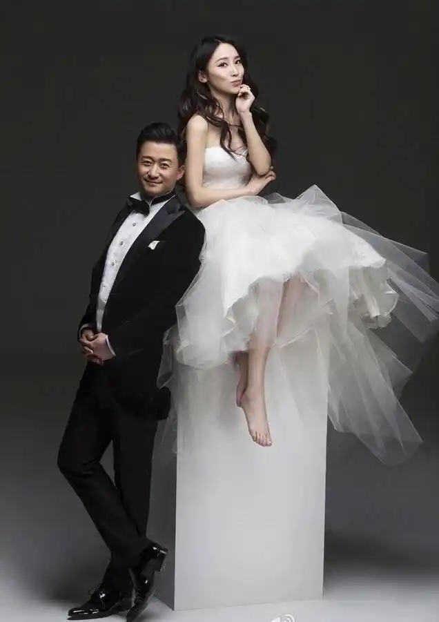 吴京与妻子谢楠的甜蜜婚纱照