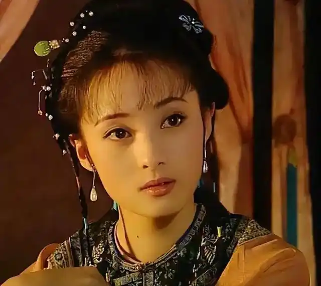 蒋勤勤早在多年前就成为最年轻的双料视后,她在古装剧中崭露头角,并