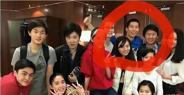 窦骁何超莲三年恋情波折,十亿聘礼传闻落空,疑似分手收场!