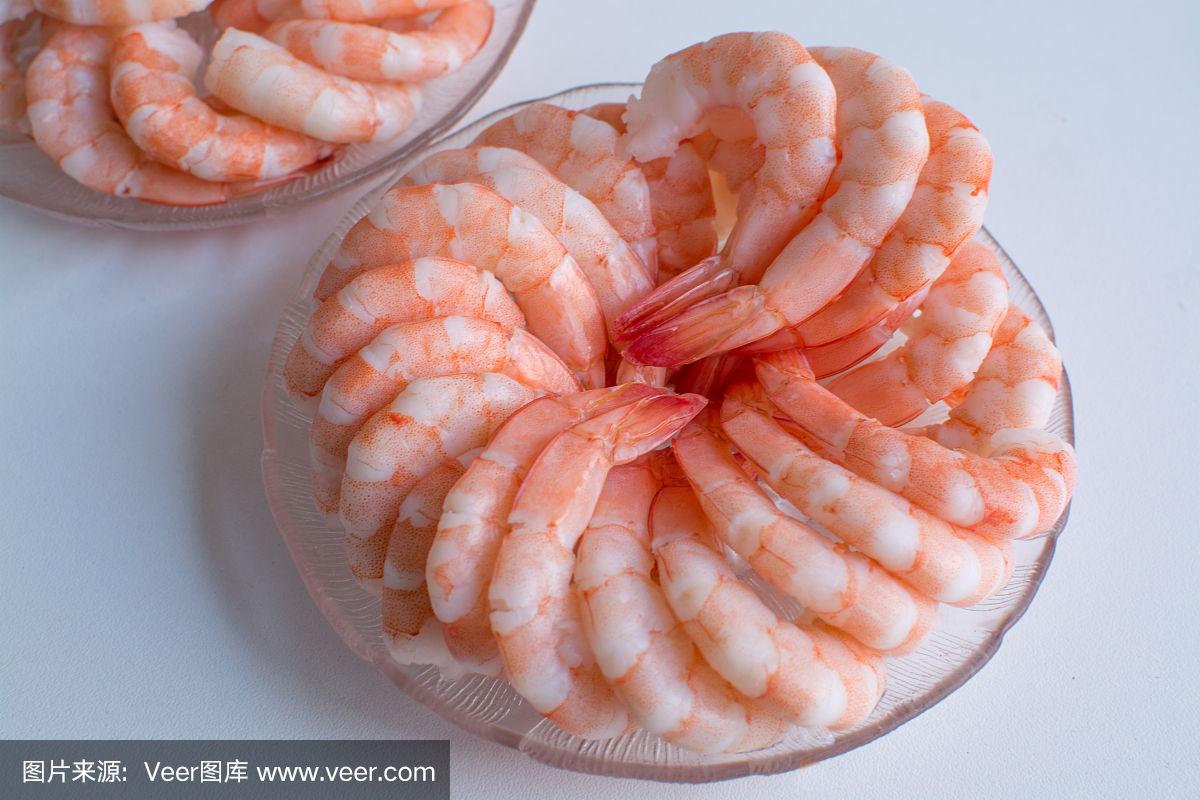 新鲜的粉红色熟虾虾在白色的背景