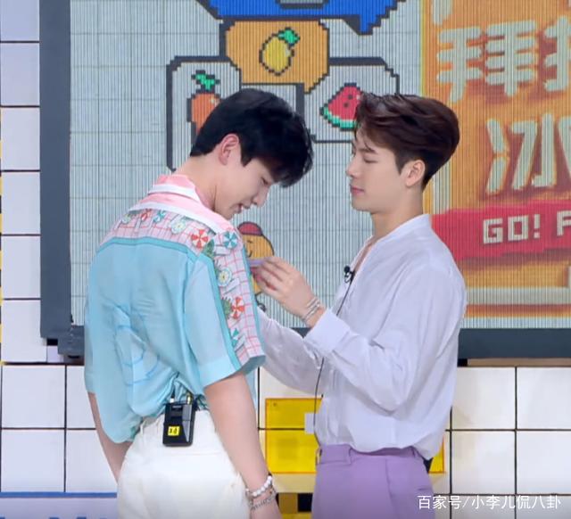 白敬亭和王嘉尔互量腰围,现场公开测量数据,很多女生都自愧不如