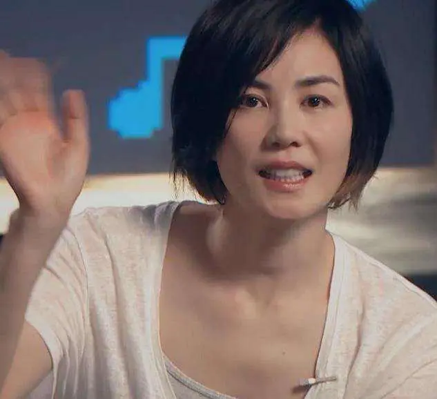 高冷女神王菲穿妩媚睡衣面带笑容出镜齐耳短发扭着小蛮腰