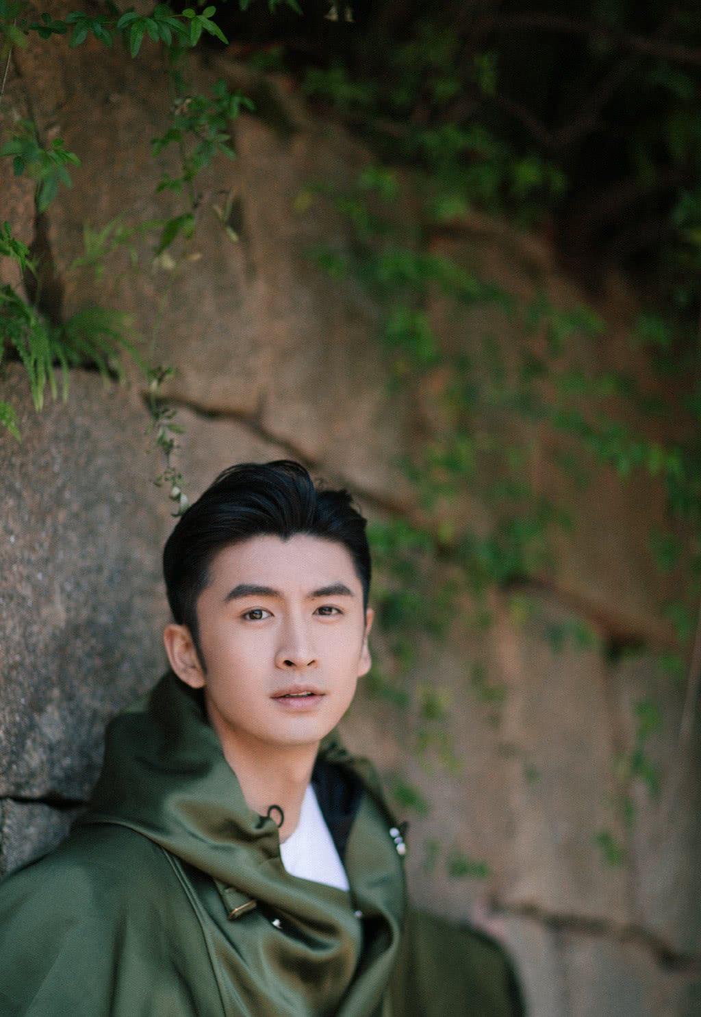 原创造型师太给力张云龙个性军绿色外套内搭白t32岁变清爽少年