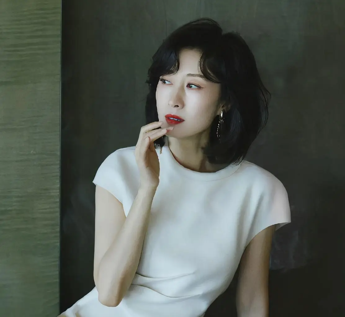 这才是女星最美的样子!44岁刘敏涛出席活动,自信大方吊打小花_年龄段_