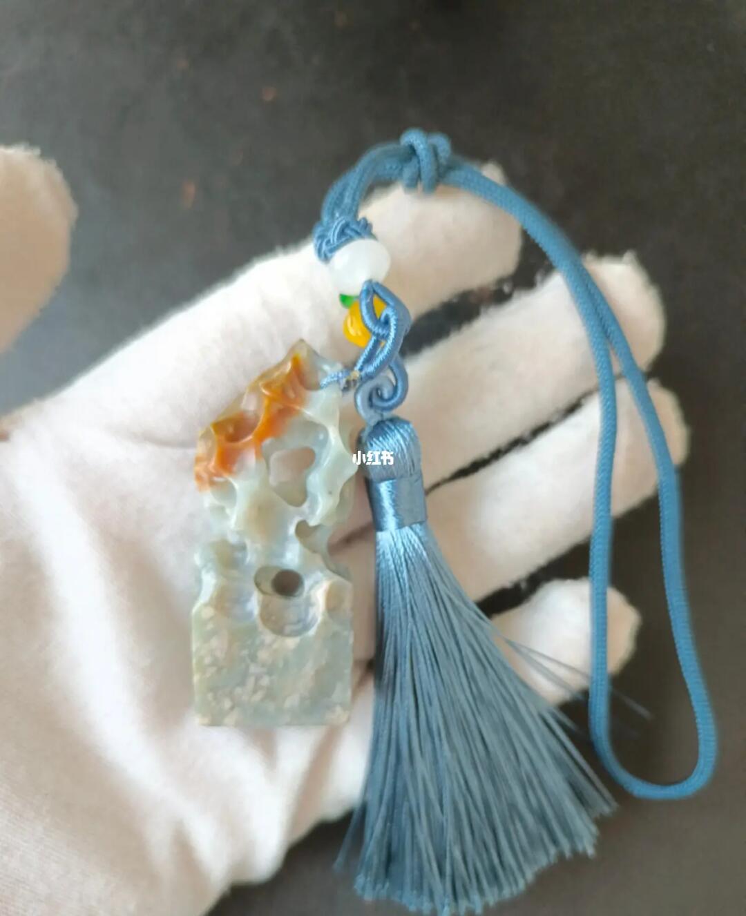 三彩天青头上带红巧色,石质老性细腻,完好无裂,刀感好,尺寸:2.15*1.