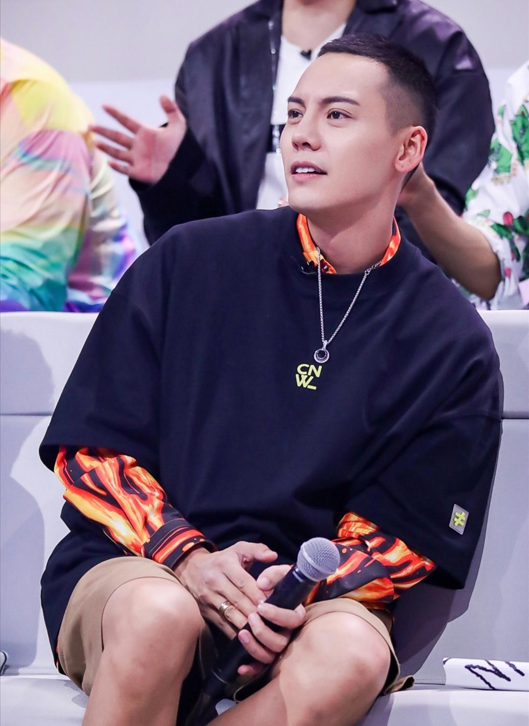 陈伟霆"大男孩"风格,寸头 t恤,阳光魅力十足!