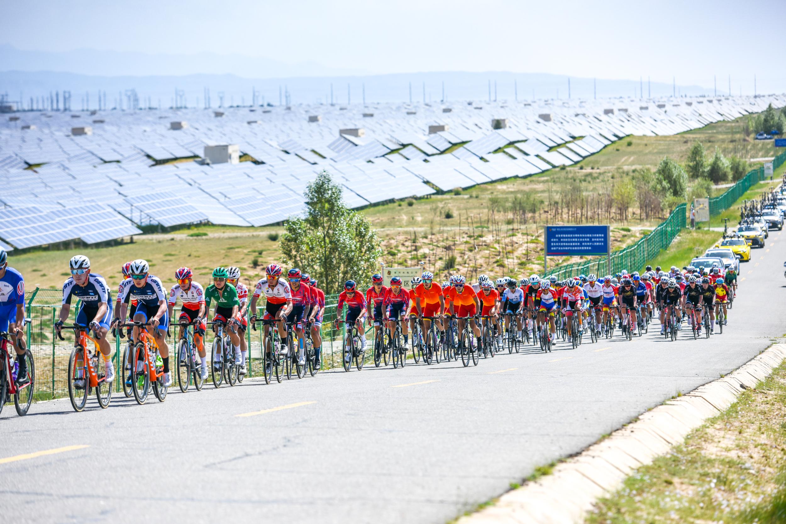 组图环湖赛共和青海湖景区赛段骑行风采