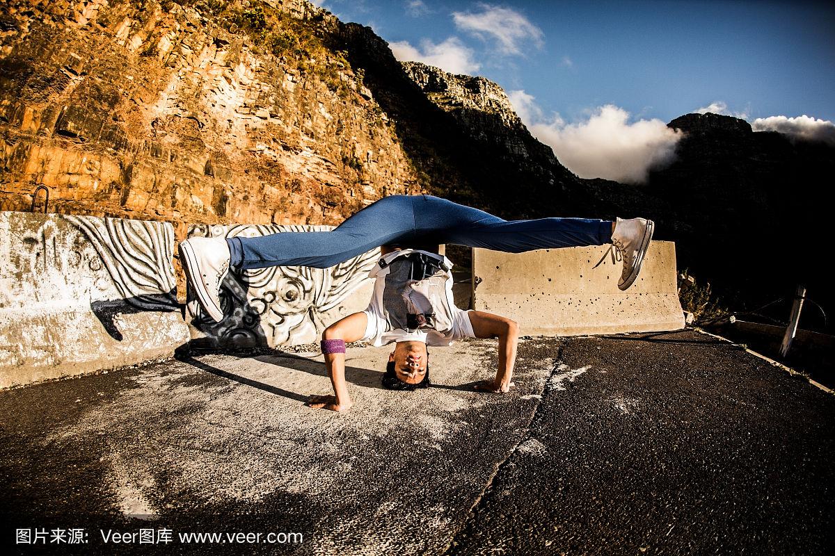 跳霹雳舞的西班牙裔男孩做倒立