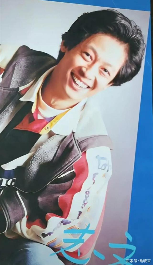 看到王志文年轻时的照片,长发微卷,阳光的笑容,也太帅了吧!