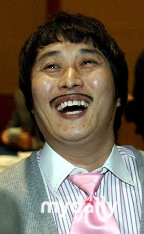 韩国喜剧演员金秉万江参加牙病防护宣传工作