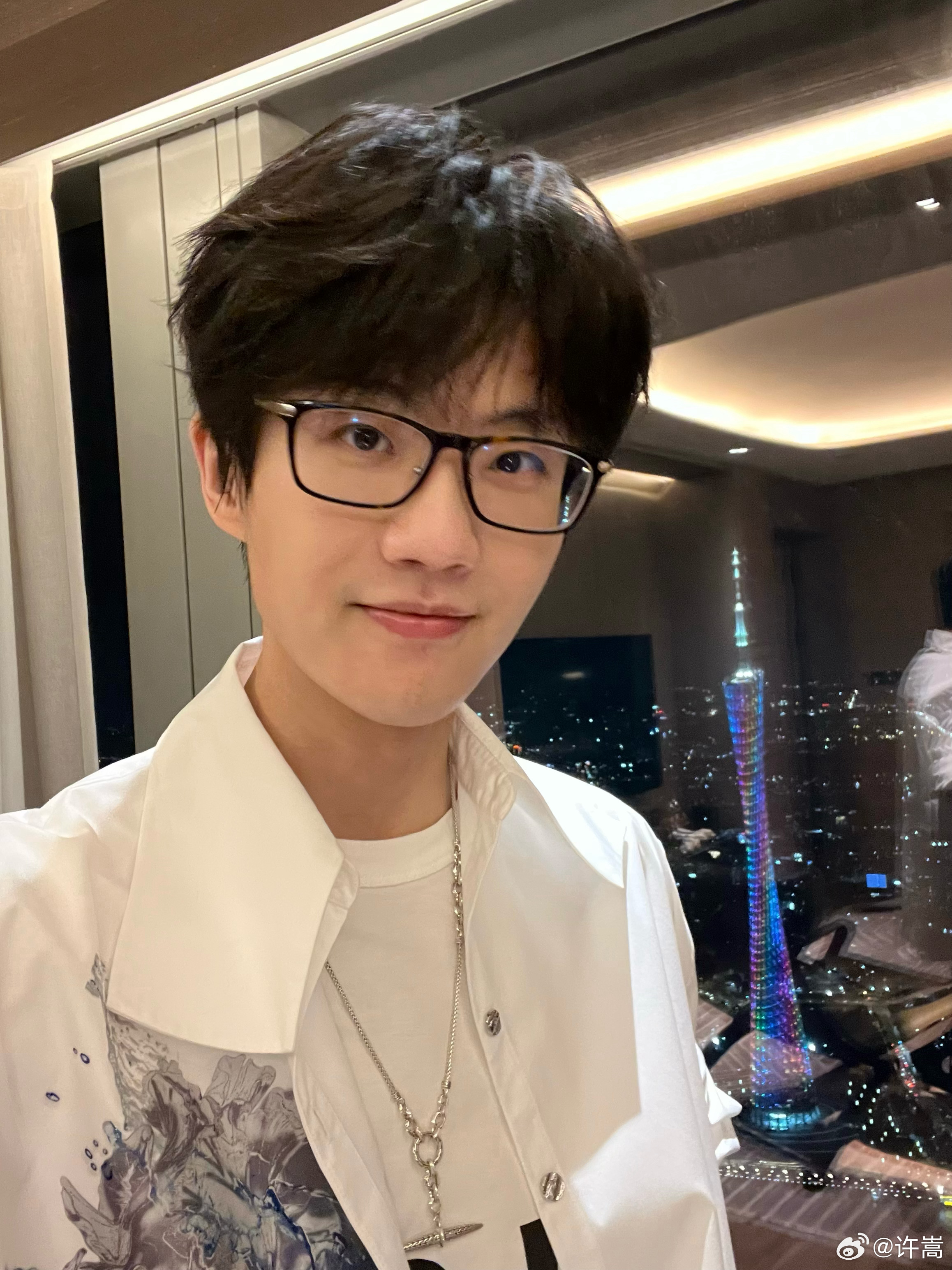 37岁的歌手许嵩晒九宫格照片,2023年的状态太好了阳光帅气_配文_祝福