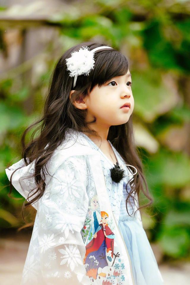 有种"天生丽质"叫小泡芙,细眉大眼又软萌,人人都喜欢