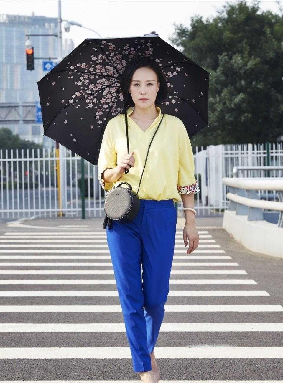 原创54岁邬君梅藏着尤物气质穿吊带连衣裙走红毯身材太惊艳