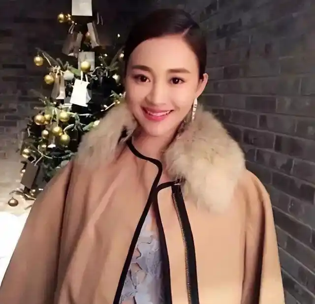 "出轨门"4年后,吴秀波回到妻子身边,仍是雅痞大叔依旧很潇洒