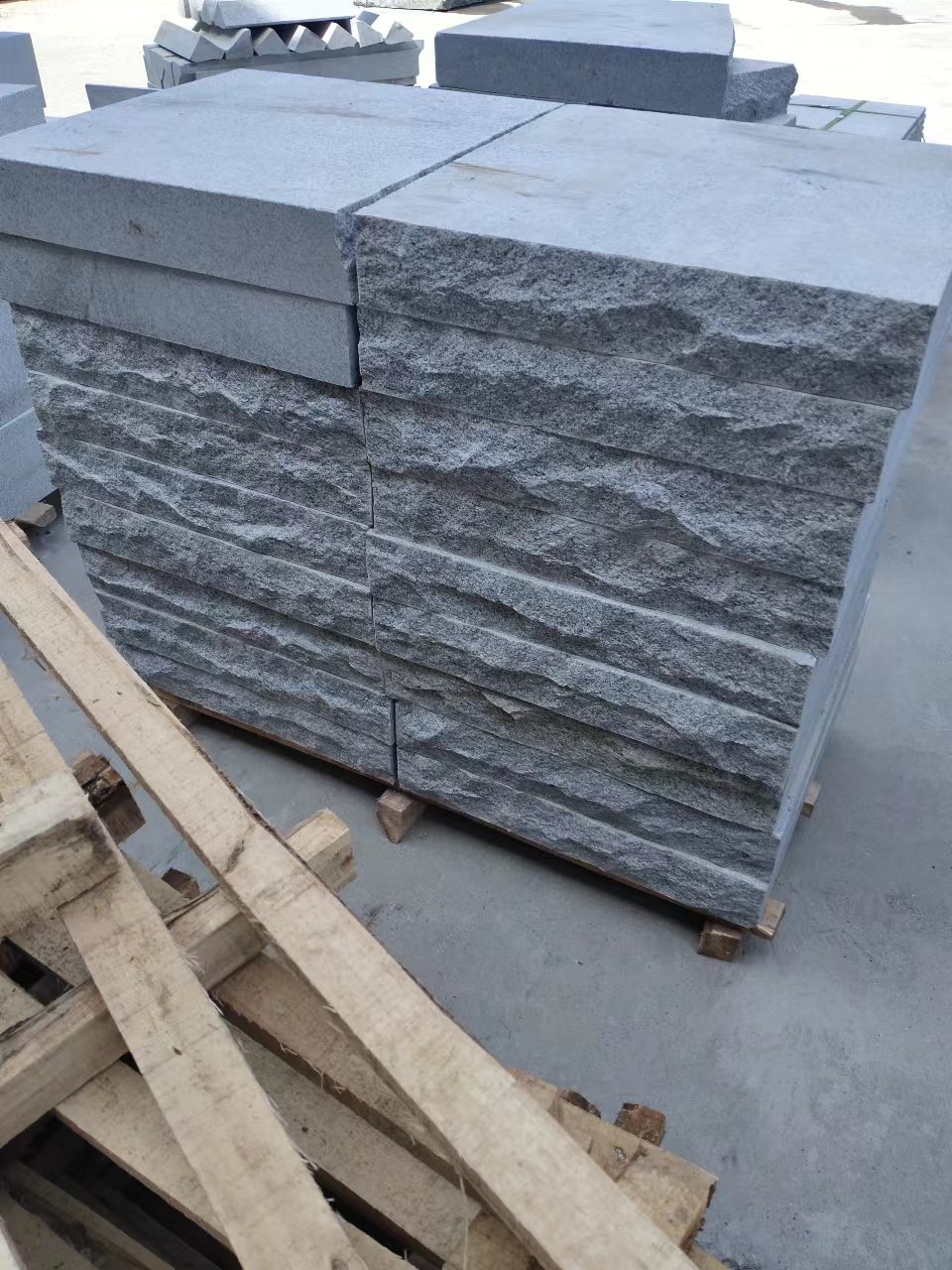 河南驻马店芝麻灰蘑菇石自然面多少钱