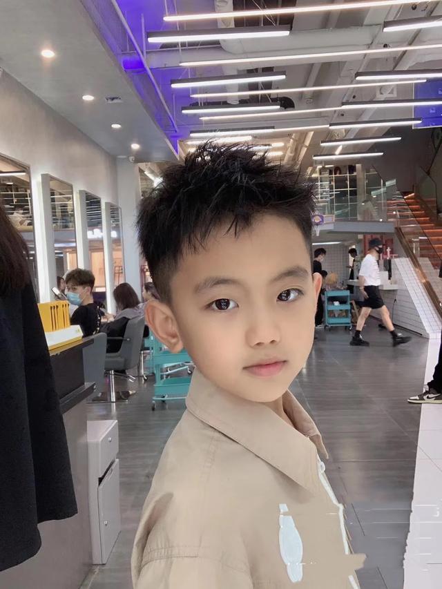 10岁一12岁男童发型有哪些,这几款帅气又清爽,更适合春夏季节