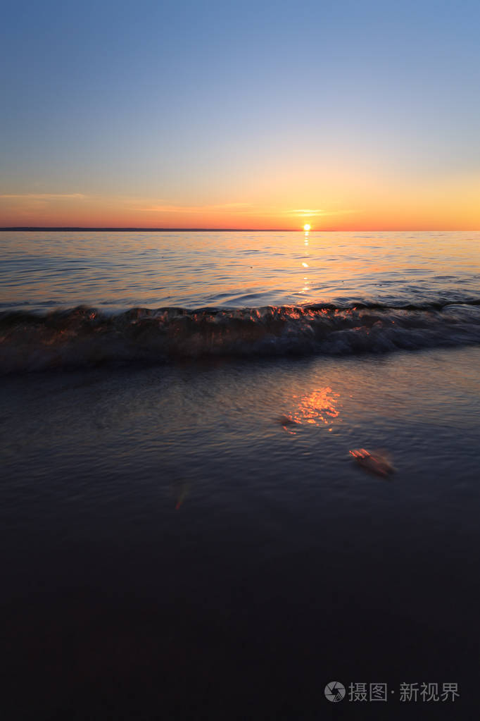 日出在水初夏清晨明亮的天空海滩
