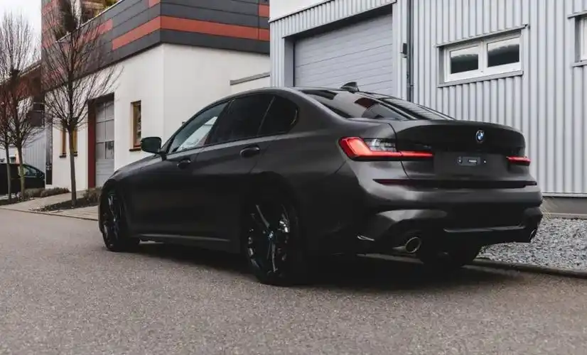 贴上缎面珍珠黑车衣后,这台全新3系是这条街最靓的崽!