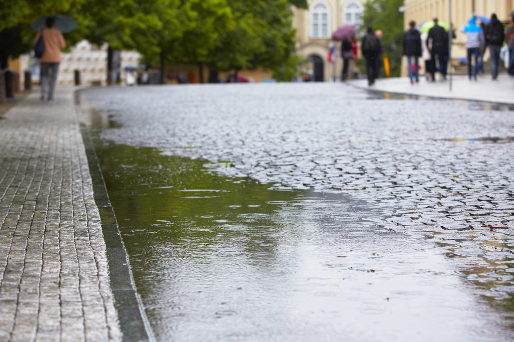 在雨中,城市街道在大雨-选择性焦点