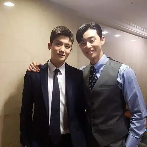 朴炯植晒与朴叙俊合影 展现让人羡慕的友情