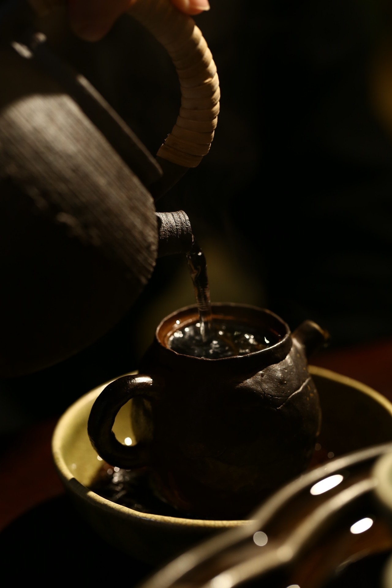 盛放的是一颗云水禅心,一壶茶,酒气醉诗情,茶香催禅心.