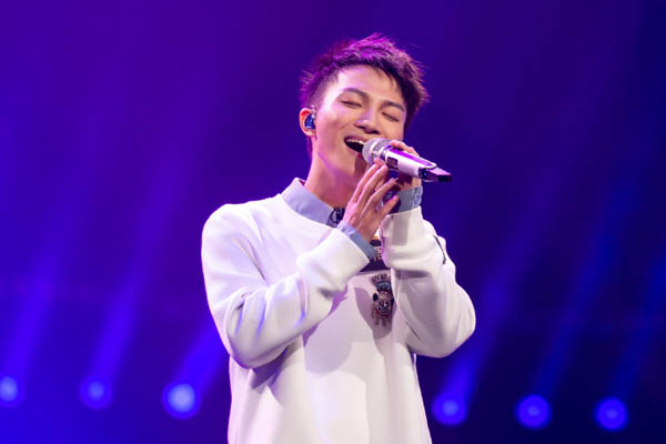 蒙面唱将猜猜猜背包客是谁 周深独特的嗓音引起众人关注