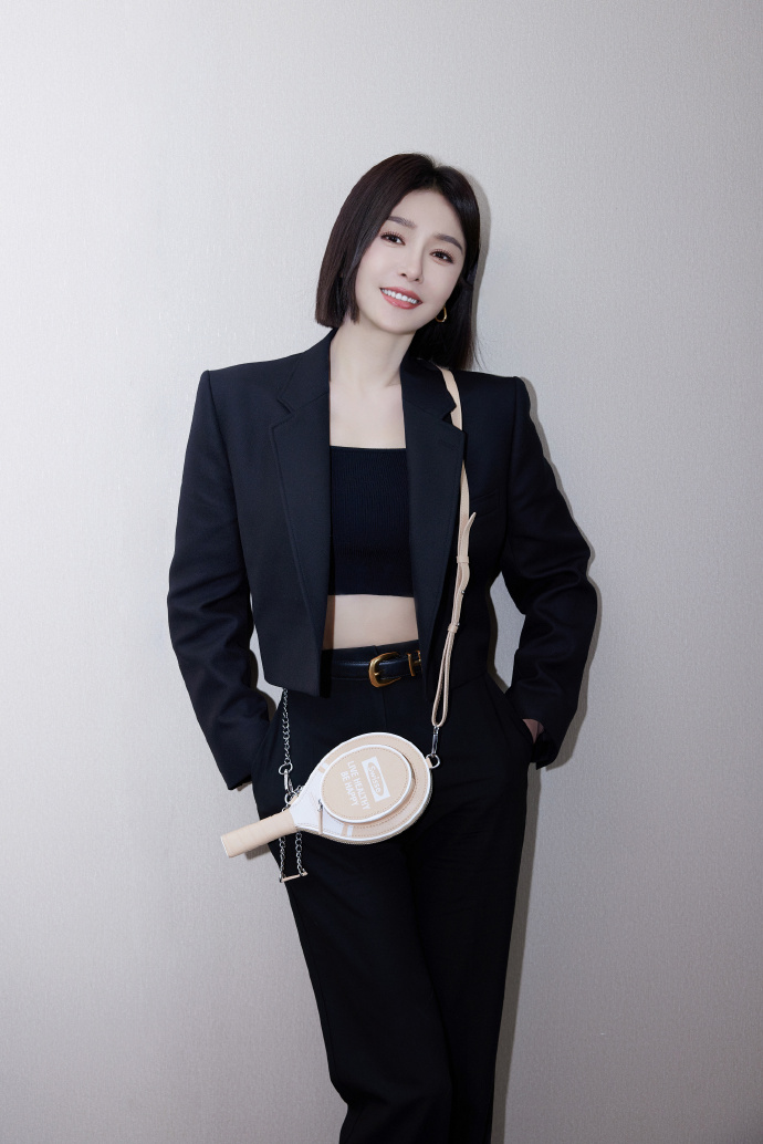 秦岚海边网球##斯维诗 自然健康新时尚