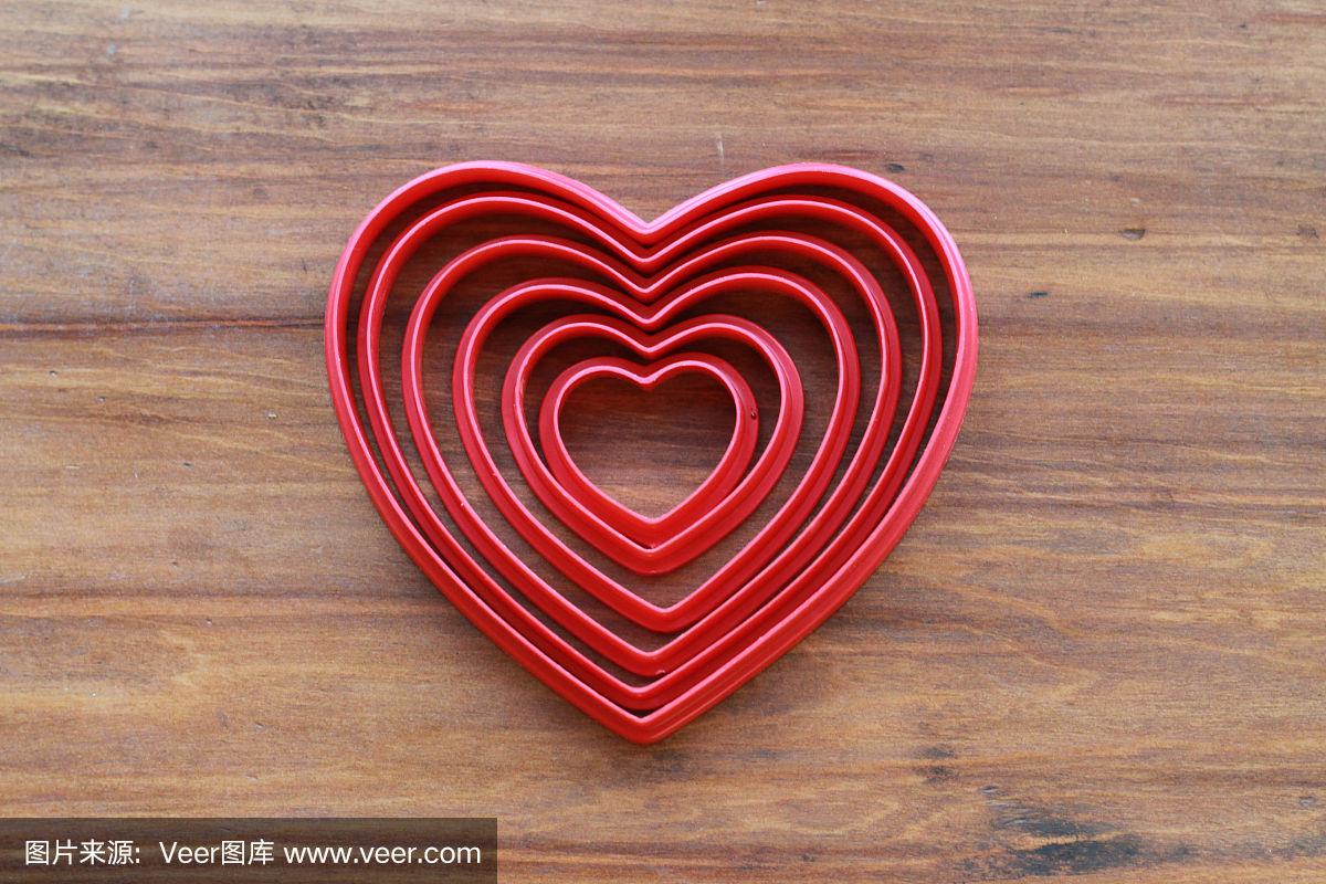 木制背景上的红色空心心