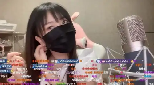 小团团520送"大礼",上镜直播口罩意外脱落露全脸,水友贴心鼓励:美美美