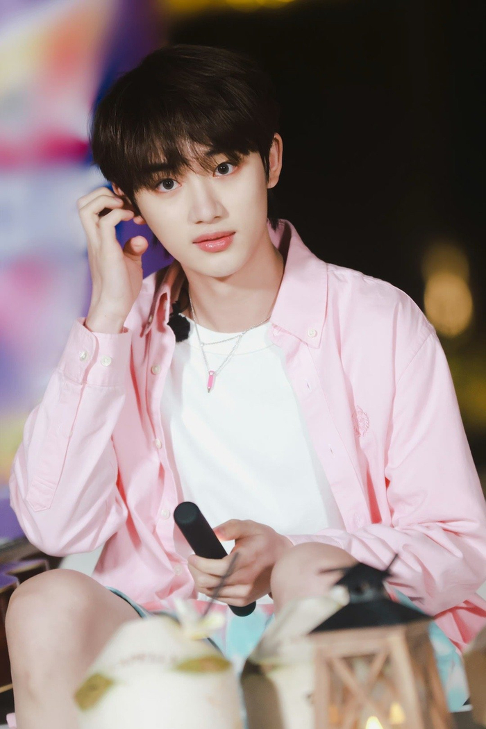 丁程鑫今日花絮照送达 湿发发带造型的帅气小丁上线,运动风男孩__财经