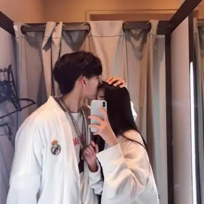 两人拥抱接吻情侣头像一对两张