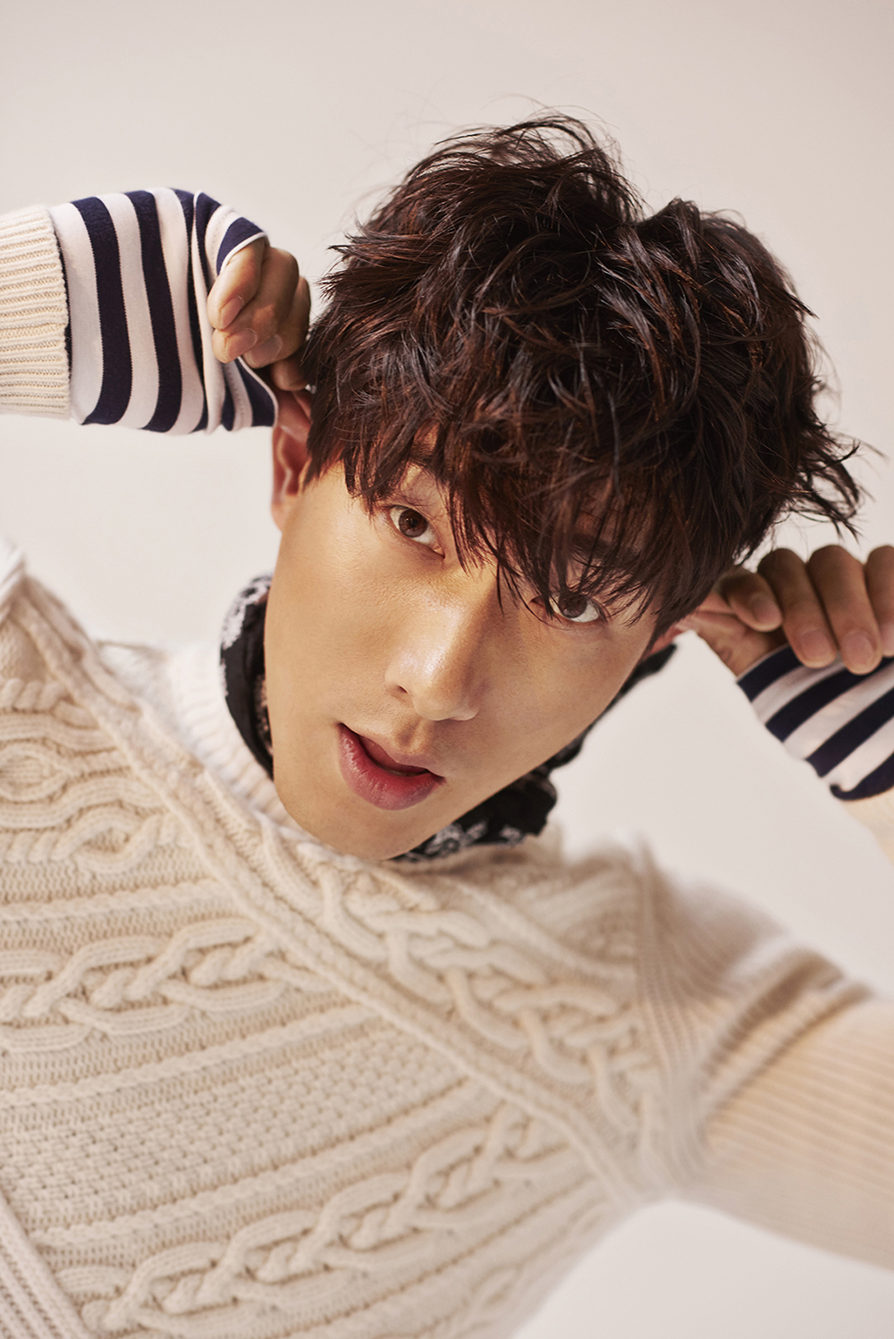 张亮笑称自己山羊变绵羊全新写真温暖俏皮