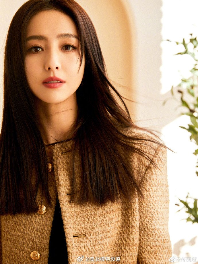 佟丽娅穿小香风外套搭阔腿牛仔裤黑长直发型精致迷人